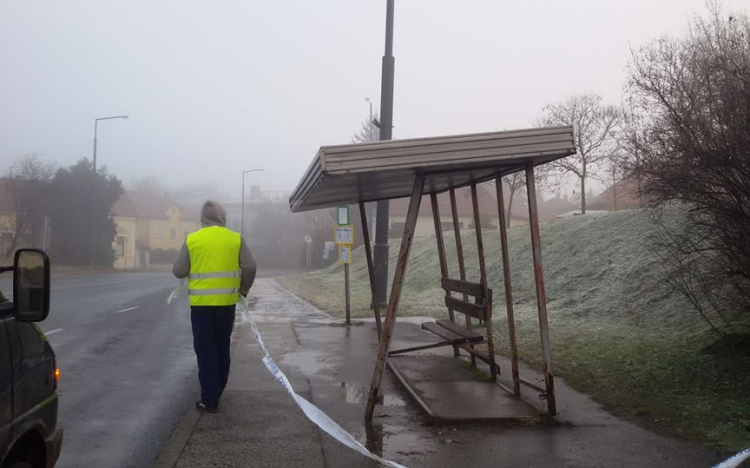 Vandálok szétverték a Béke téri buszmegállót – szemtanúkat várnak!