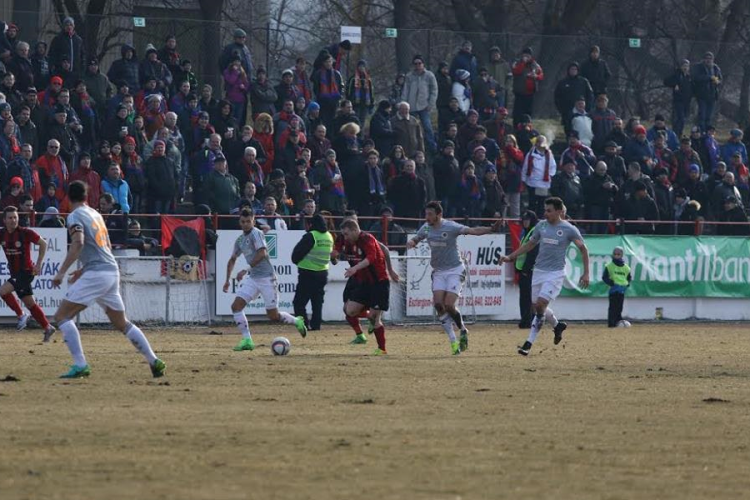 Megtelt a dorogi stadion a Vasas kupameccsen - Bernd Storck is a lelátón