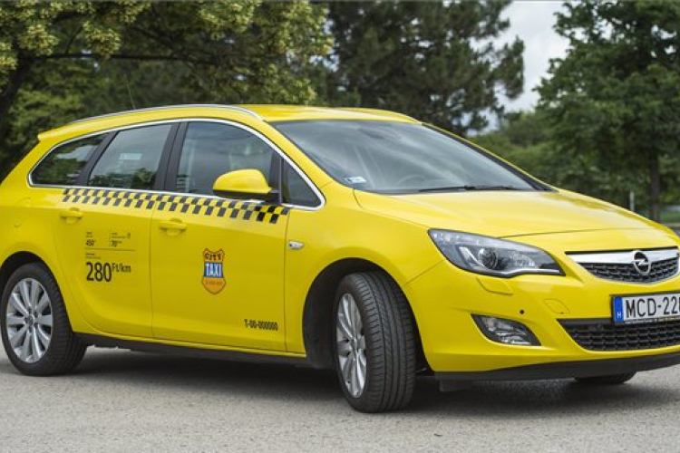 Új, sárga budapesti taxi