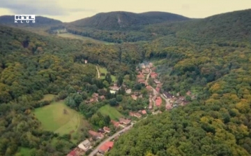 Kezdődik A mi kis falunk, amit Pilisszentléleken forgattak - VIDEÓ