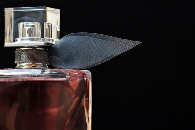 Hamisított márkás ruhát, parfümöt és illegális szoftvert vásárolnak leginkább a magyarok