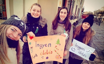 Ingyen ölelés három kedves lánytól a Széchenyi téren