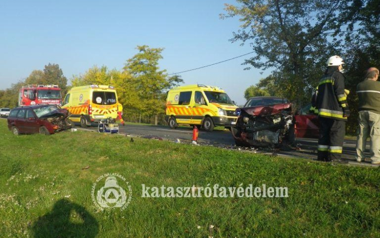 Két autó ütközött Tátnál – Sérült is van