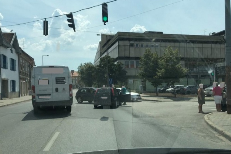 Két kocsi ütközött a belvárosban