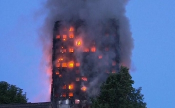 Teljesen kiégett egy toronyház Londonban