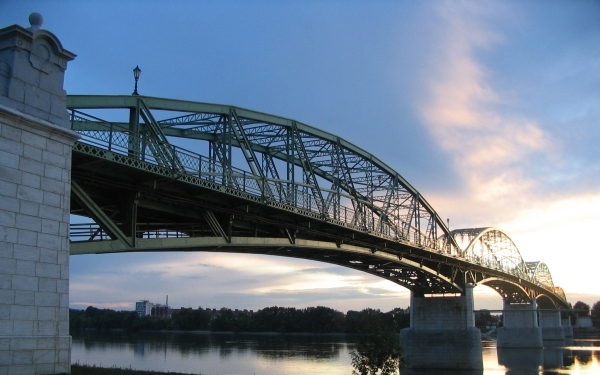 Alkotói pályázat a 125 éves Mária Valéria hídról
