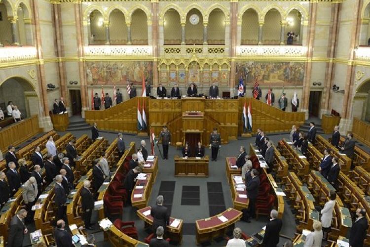 Május 7-én alakul meg az új parlament