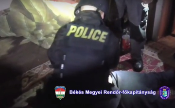 Ágyneműtartóba bújt a rendőrök elől a zsaroló - VIDEÓ