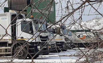 Szemétszállítás helyett a telepen pihennek az esztergomi kukásautók...