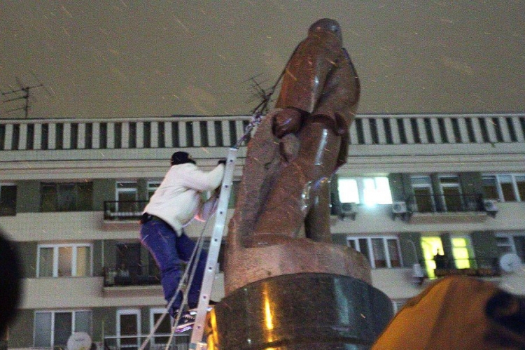 Ukrajnai tüntetések - Az ellenzék 48 órát ad az államfőnek a kormány menesztésére, ledöntötték a Lenin-szobrot