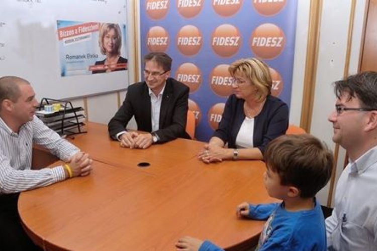 Hosszabb nyitvatartás, zöldszám – megnyílt a Fidesz kampányirodája Esztergomban