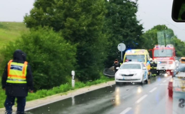 Több szakaszon is torlódik a forgalom a 10-es főúton