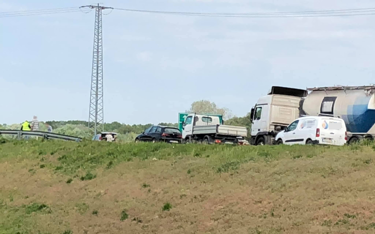 Ismét baleset történt a Táti úton