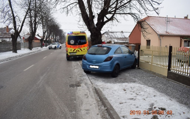 Fának és kerítésnek csapódott egy nő kocsijával Dorogon