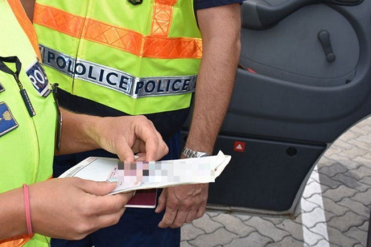 Rendőrökbe szaladt Dorogon, két szabálytalanság is kiderült róla