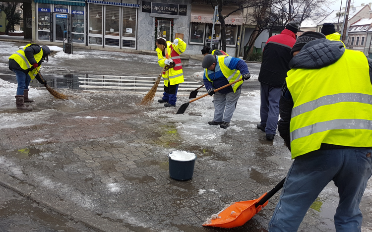 Nem csúszik a síkosságmentesítés Esztergomban