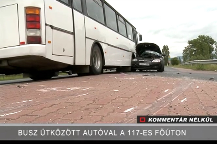 Busz ütközött autóval a 117-es úton