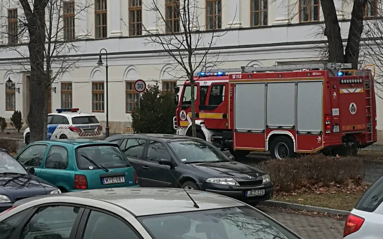 Villogó tűzoltó és rendőr érkezett a Balassa iskolához