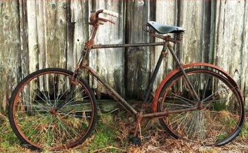 Egy régi bringára vágyik az esztergomi színtársulat