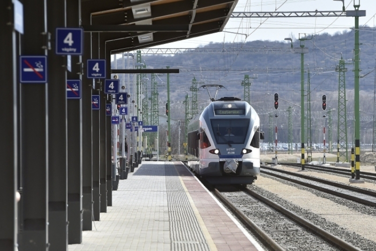 Nagyobb és egyenletesebb lesz a vonatkínálat az esztergomi vonalon