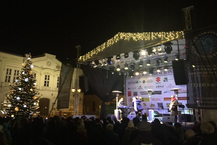 Sztárfellépőkkel és gyertyagyújtással folytatódik az advent a főtéren