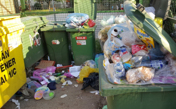 Szétdobált szeméthegyek még a kukatároló mellett is - FOTÓK