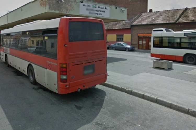 Bíróság előtt a buszvégen dühöngő férfi