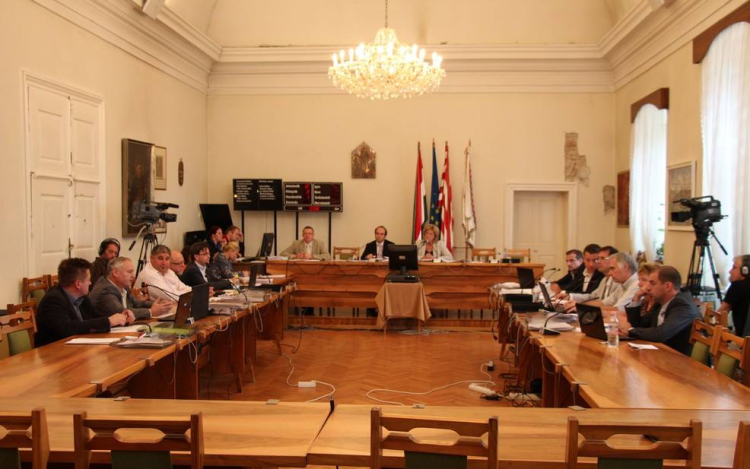 Csökkennek a szemétdíjak, bővülnek az iskolai státuszok Esztergomban – rendkívüli ülés