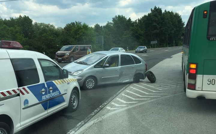 Megint baleset történt a Suzuki és a kesztölci út kereszteződésében