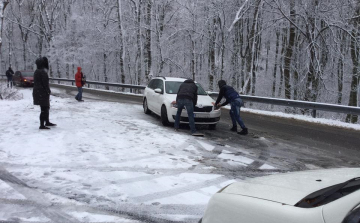 Havazik és már most fennakadásokat okoz a hó Dobogókőn - FOTÓK