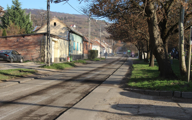 Végre elkezdődött Esztergom legrosszabb útjának felújítása