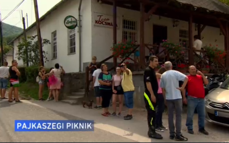 Zajlik az élet és nyüzsögnek a turisták Pilisszentléleken - alias Pajkaszegen - VDEÓ