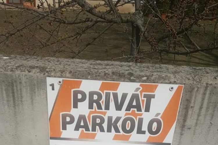Chuck Norrisnak még Esztergomban is van saját parkolója! - FOTÓ