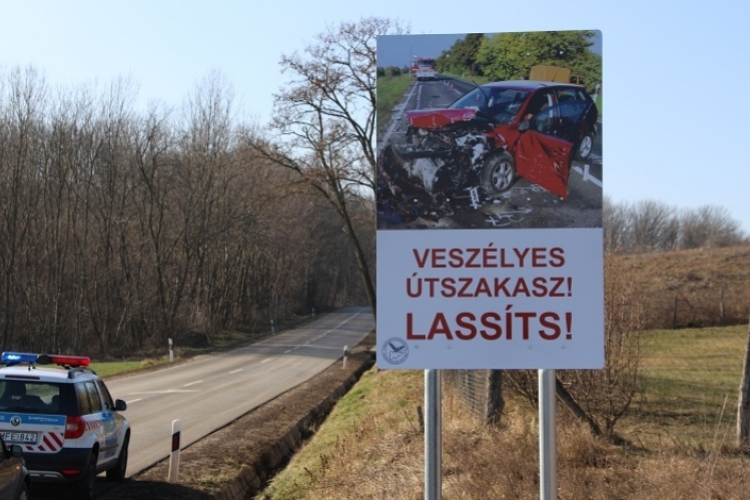 Sokkoló táblákkal figyelmeztetnek a rendőrök Bajna felé