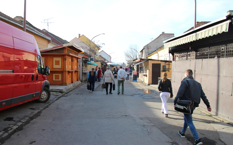 Marad a piac a Simor utcában