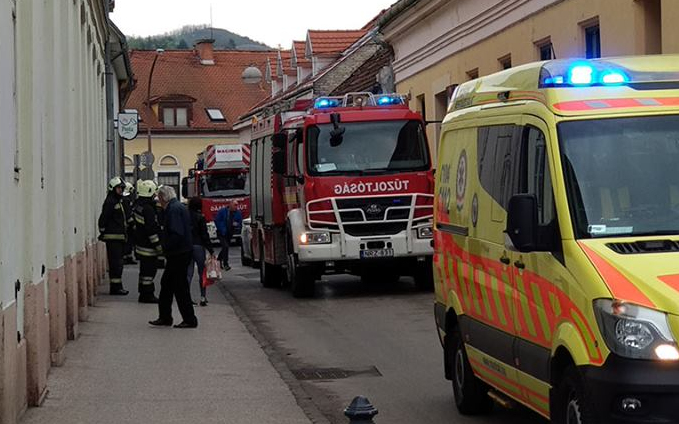 Vakolat zuhant egy járókelőre a belvárosban