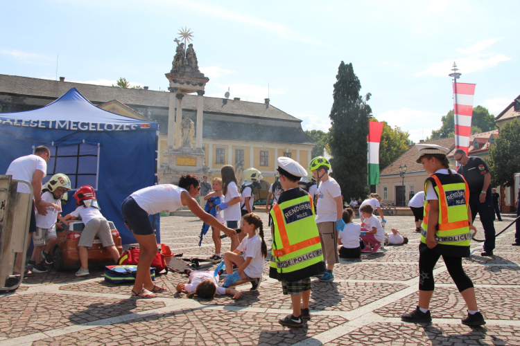 Hőst faragtak a gyerekekből