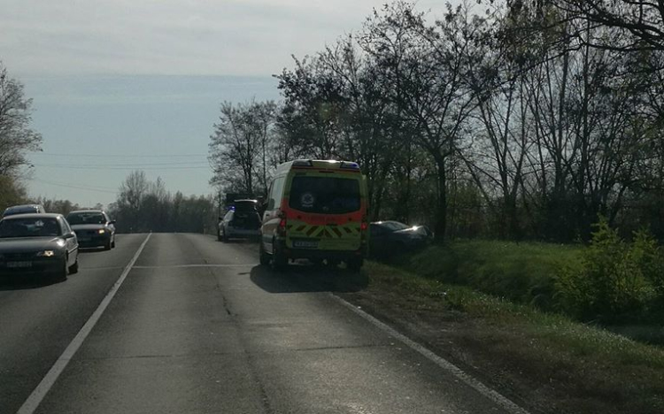 Fának csapódott egy autó a Suzuki úton