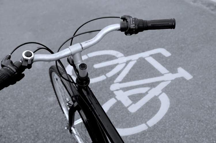 Eltörölhetik a kötelező kerékpárút-használatot