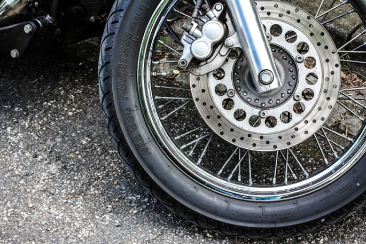 Halálos motorbaleset Tát és Bajna között