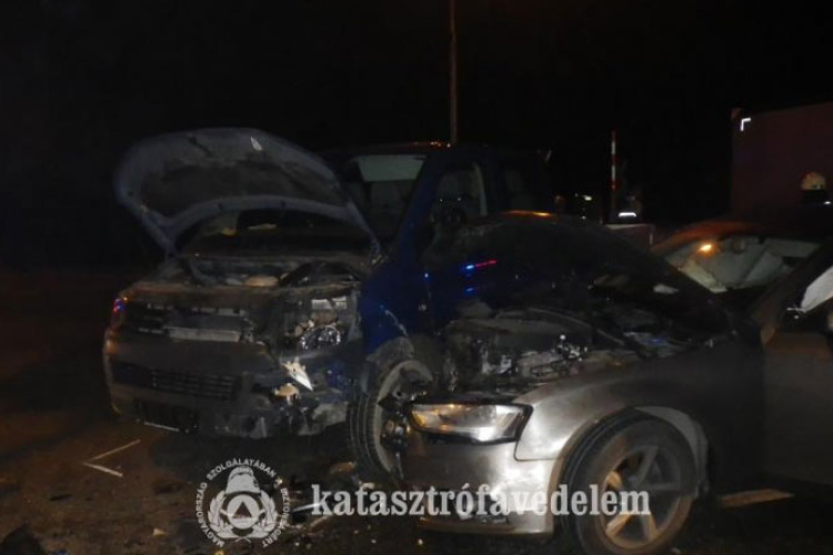 Teljes útzár a 10-es úton – személyautó és teherkocsi ütközött