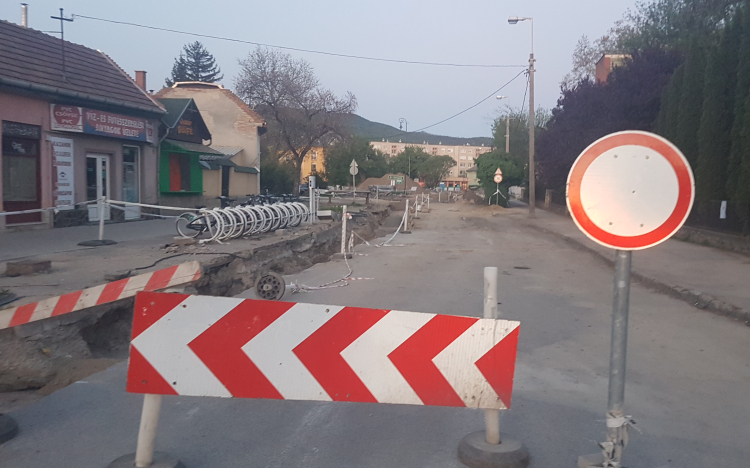 Felbontották teljesen az utat a Baross utcában