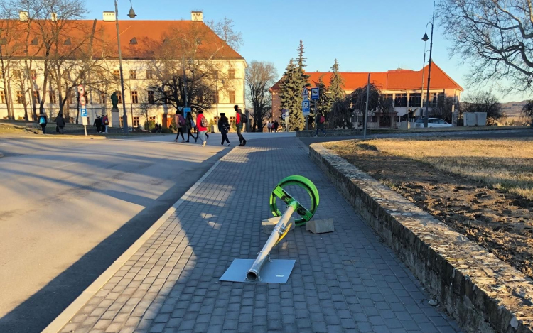 Egy táblát már feldöntött, erős széllökések lehetnek