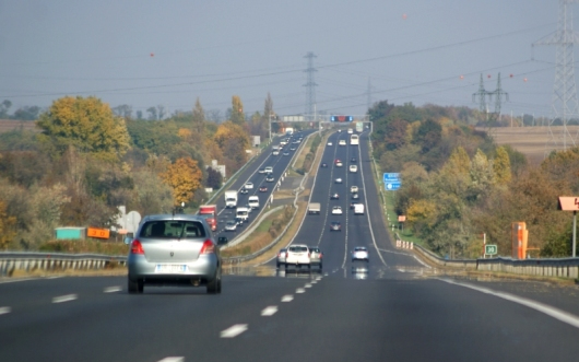 Útdíj - Megfontolásra ajánlja a megyei közgyűlés az M1-es egy szakaszának díjmentesítését