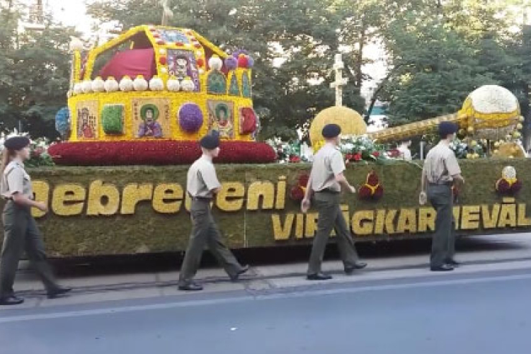 Így vonultak a csodás esztergomi virágkocsik Debrecenben- VIDEÓ