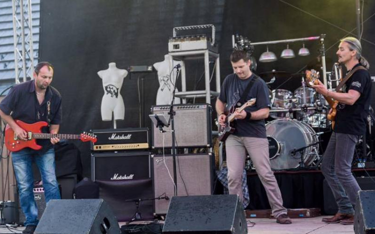 Egy könnyed nyár esti blues Párkányban?