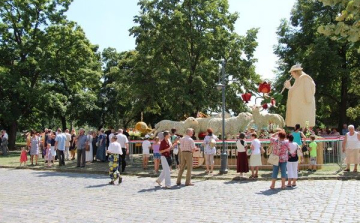 Ismét útra keltek Esztergom karneváli virágszobrai