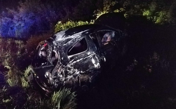 Kamion és autó ütközött a 10-esen – Kertvárosi polgárőr segített - FOTÓK