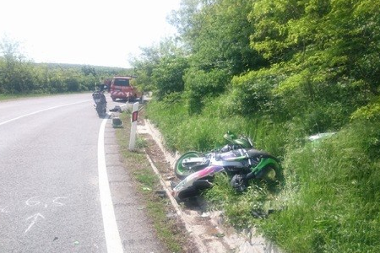 Motor és autó ütközött Bajnánál - FOTÓK