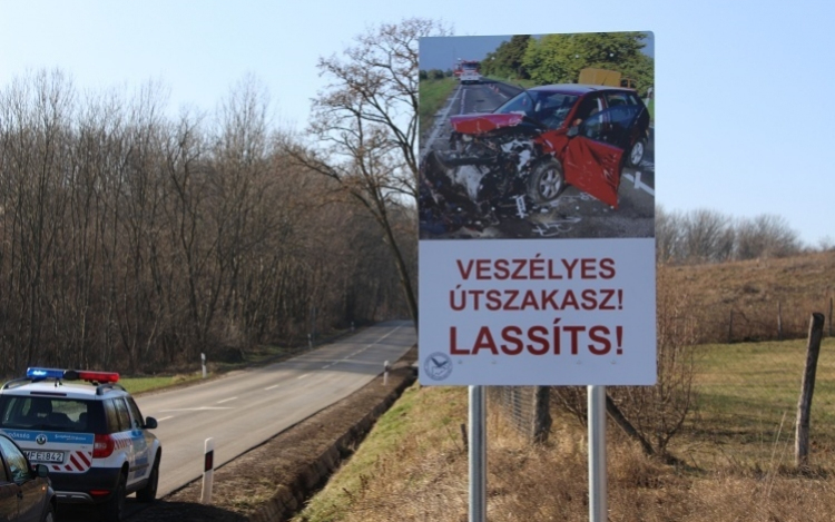 Sokkoló táblákkal figyelmeztetnek a rendőrök Bajna felé